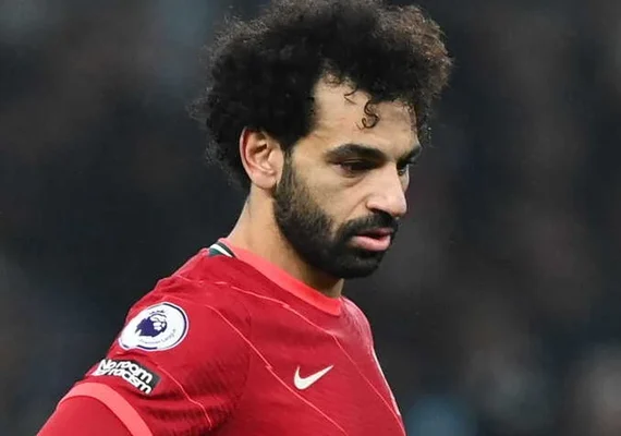 Salah brilha, Liverpool derrota Tottenham em jogo de nove gols e dispara na liderança do Inglês