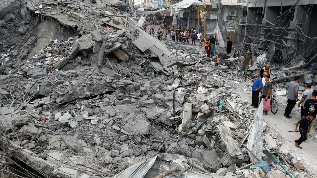 Israel lança ataques terrestres, marítimos e aéreos contra Al-Mawasi, área designada como 'segura' para os refugiados palestinos