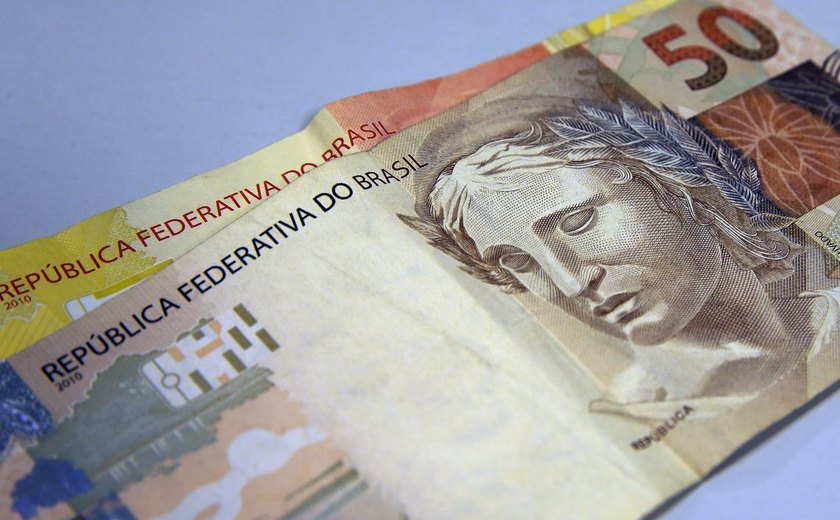 Real desvaloriza diante de BC &#8216;dovish&#8217;, crise política e dólar forte no exterior