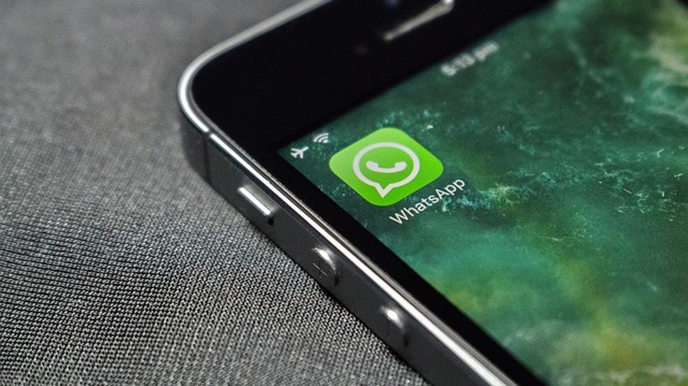 Vazar conversas de grupo de WhatsApp causa dano moral, decide juiz