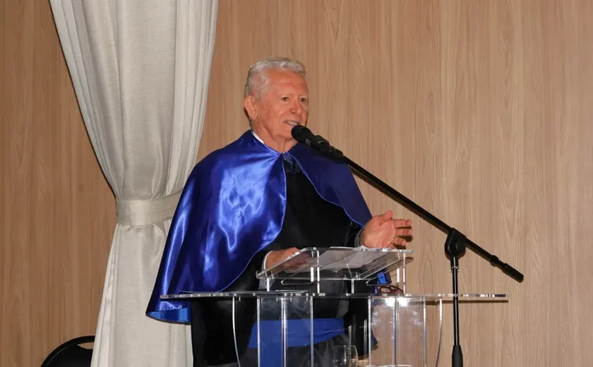 Professor Douglas Apratto será homenageado pela Academia Alagoana de Educação