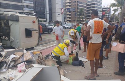 Ronda no Bairro presta primeiros socorros a motorista após tombamento de caminhão na Ponta Verde