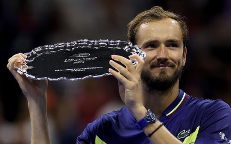 Sinner vence 2ª final sobre Medvedev em 1 mês; Auger-Aliassime é bicampeão na Suíça