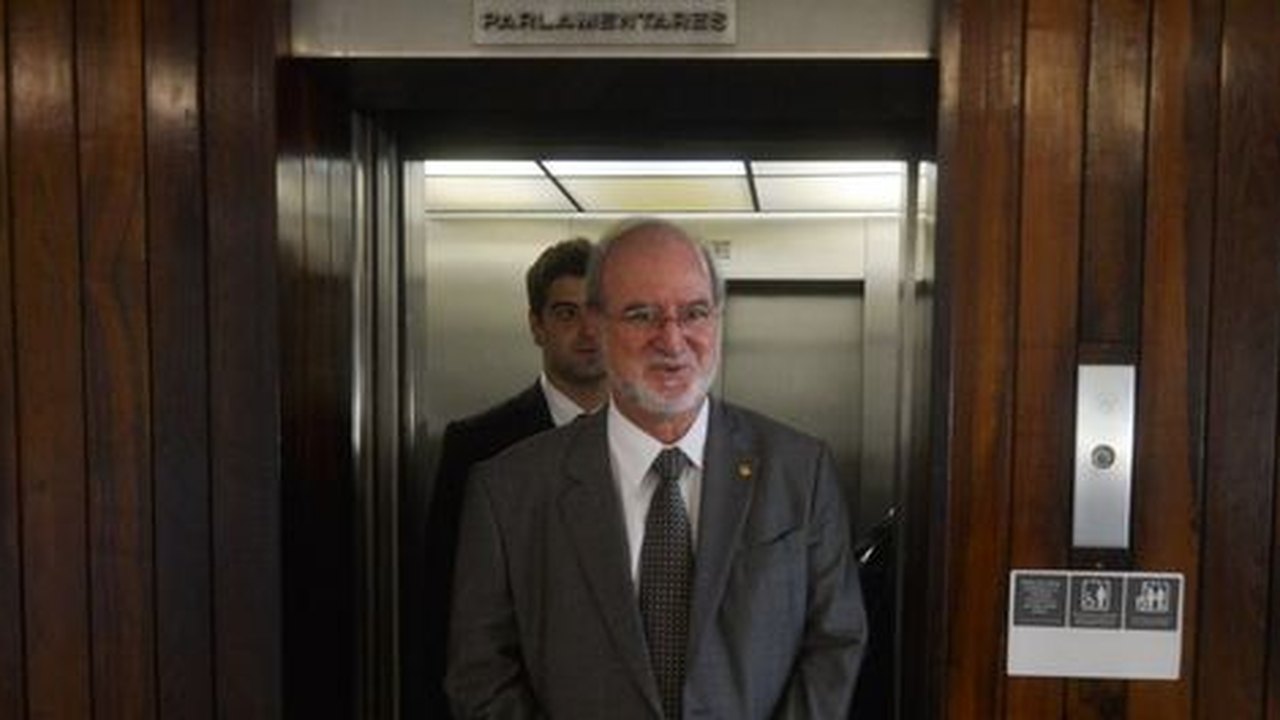 Eduardo Azeredo renuncia a mandato de deputado federal