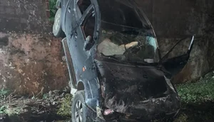 Motorista colide com veículos e atravessa muro de condomínio em Aracaju