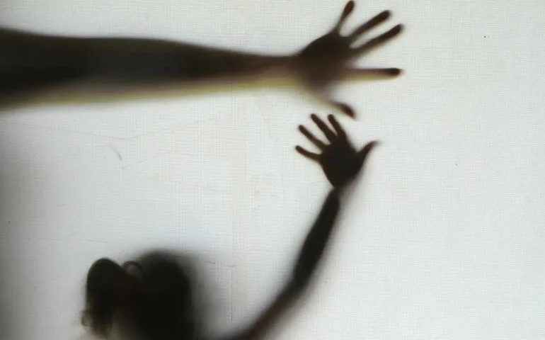 Estupro contra crianças e adolescentes cresce em faixas etárias mais jovens, mostra pesquisa