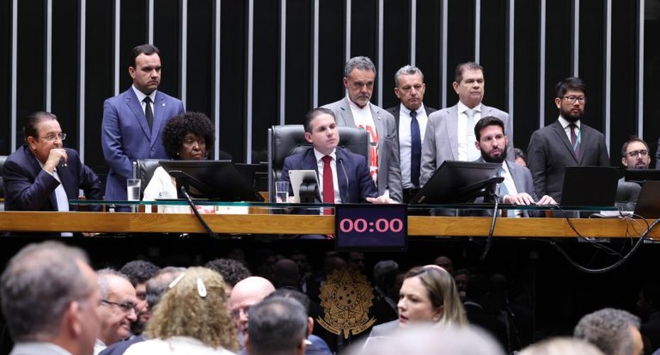 Aprovação da PEC do fim da escala 6x1 acende alerta para empresas sobre adaptação trabalhista