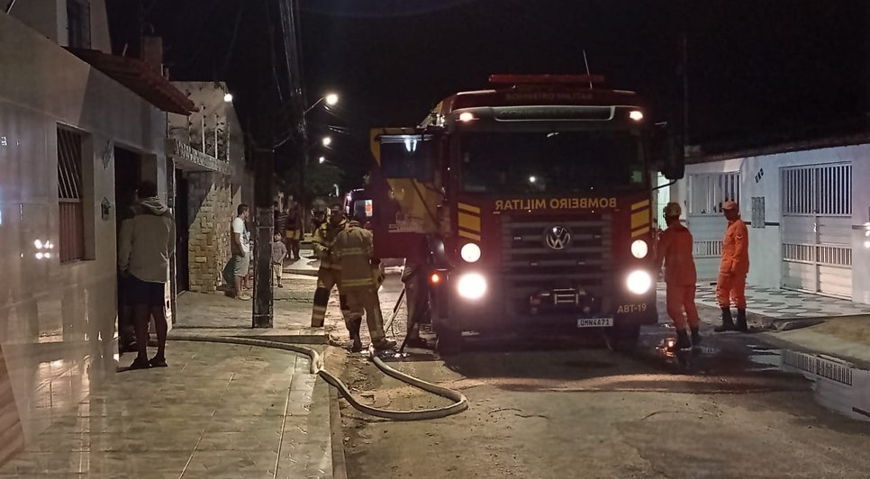 Casa pega fogo na Zona Sul de Aracaju