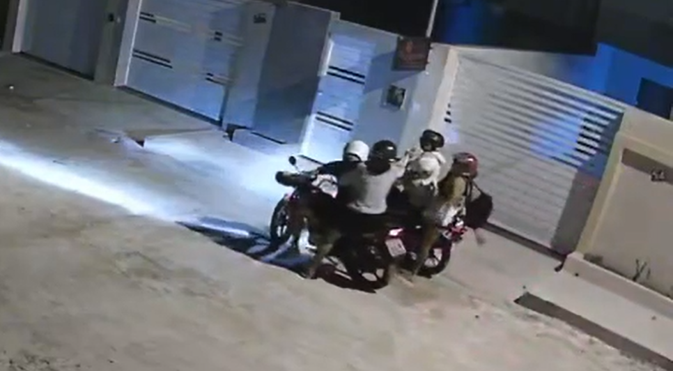 Criminosos armados ameaçam casal com filhos pequenos e roubam moto em Itabaiana; VÍDEO