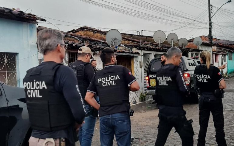 Cajueiro: mãe é presa e filha adolescente apreendida em operação da Polícia Civil