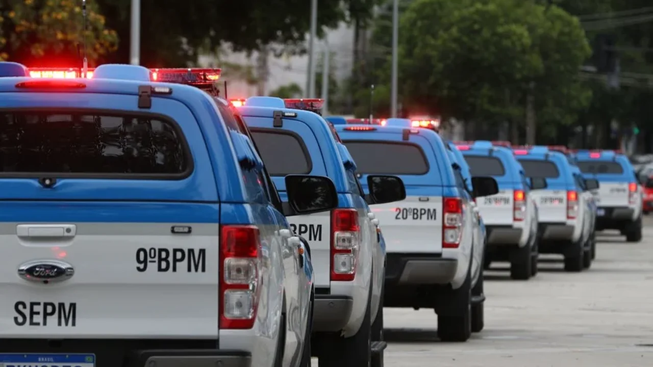 ‍ PM realiza operação no RJ visando desarticular grupo criminoso local e combater roubos de veículos