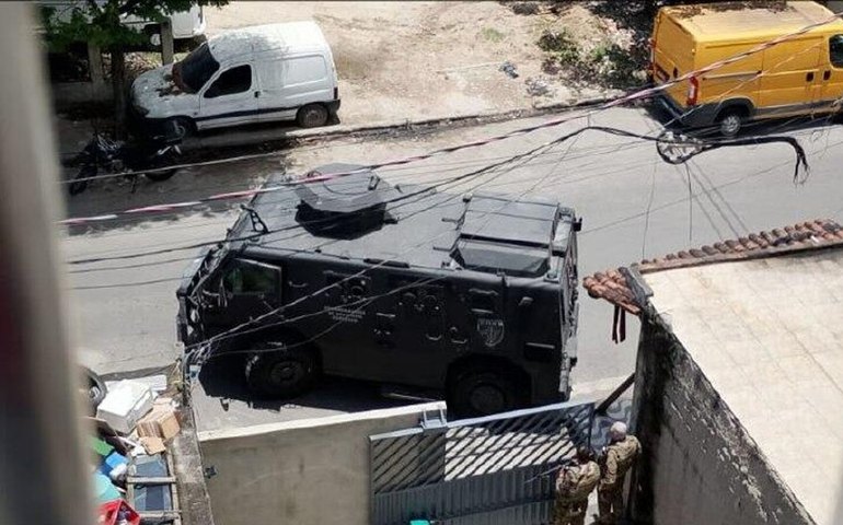 Confronto na Maré deixa criança baleada e provoca fechamento da Linha Amarela