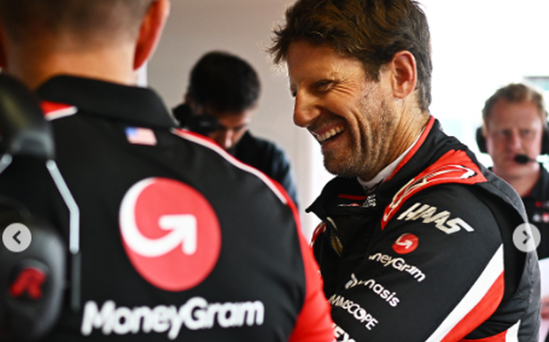 Grosjean volta a pilotar um carro de F-1 cinco anos após grave acidente, é aplaudido e chora