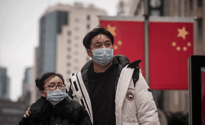 Chineses com máscara em proteção do coronavírus