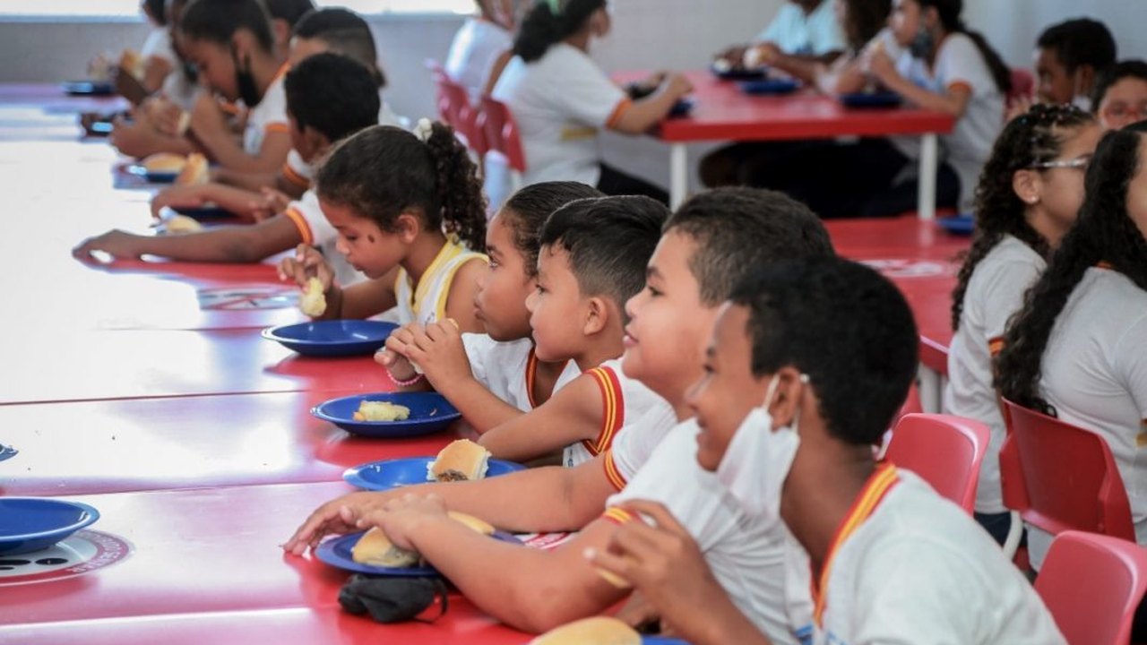Estudantes das escolas da Prefeitura de Penedo aprovam merenda escolar