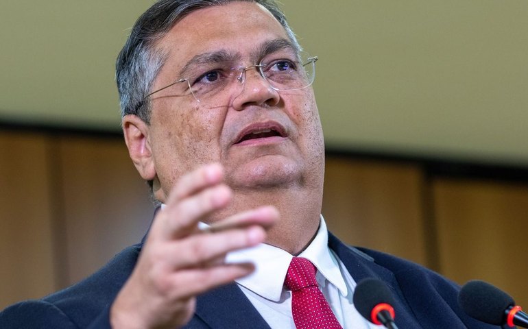 Ministro entra com notícia-crime contra sete parlamentares