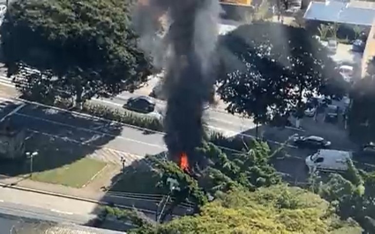 Fogo no Borba Gato em SP acirra a disputa política