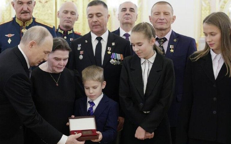 Presidente russo entrega estrela de Herói da Rússia à família de sargento condecorado postumamente