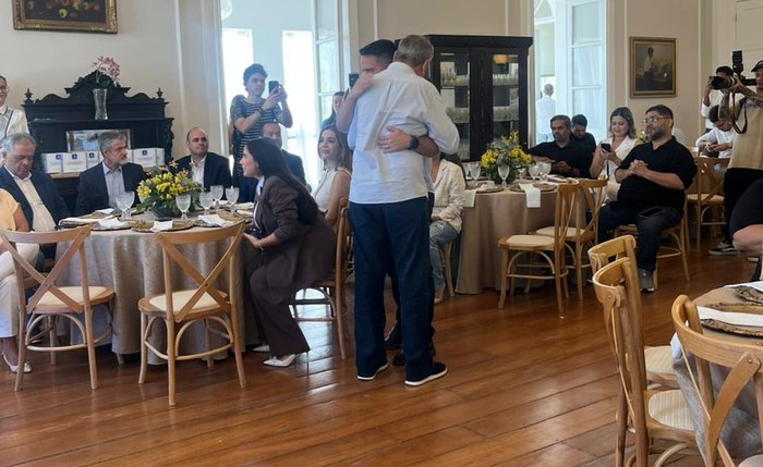 Paulo Dantas abraça o vice Ronaldo Lessa durante coletiva sobre concurso público
