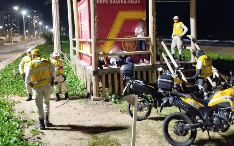 Agentes do Ronda no Bairro prendem jovens por posse de entorpecentes em Jacarecica