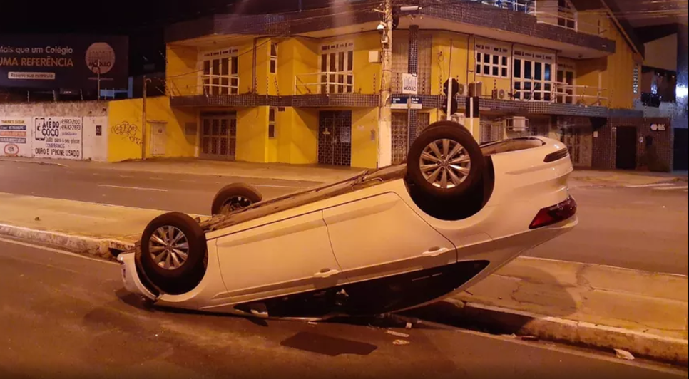 Arma de fogo falsa é encontrada dentro de carro capotado em Aracaju / Foto: Foto: CPTran/SE