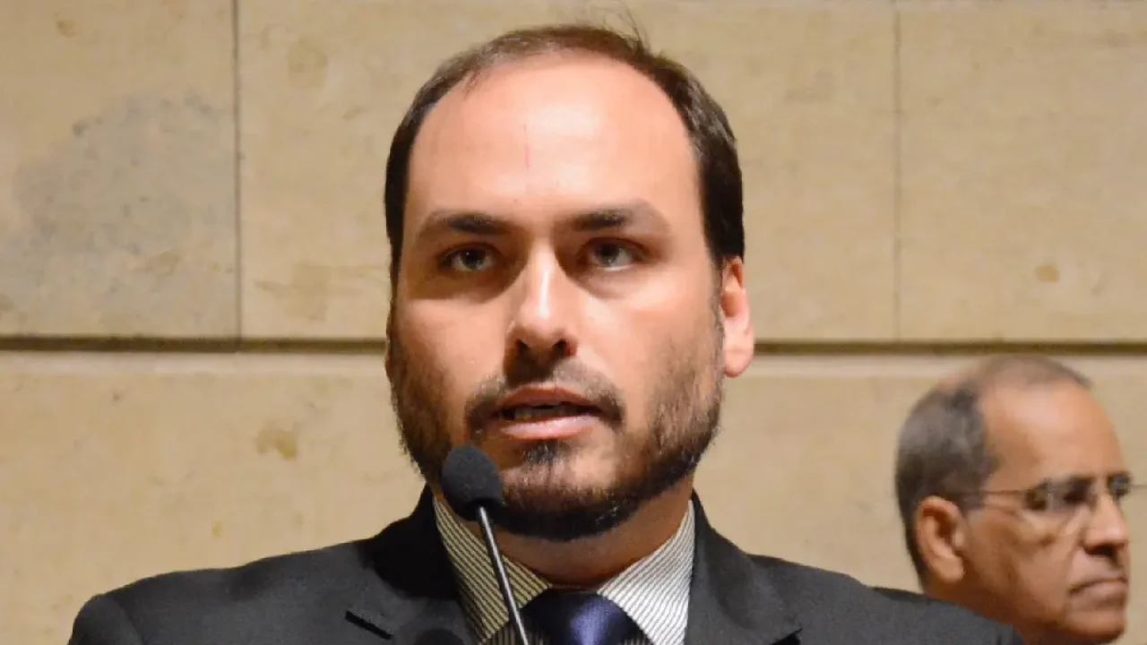 Laudo reforça suspeitas de esquema de rachadinha em gabinete de Carlos Bolsonaro, diz jornal