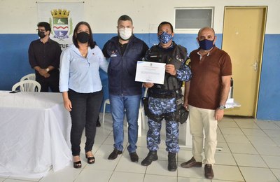 Segurança Comunitária entrega certificado de excelência do projeto Guarda Padrão