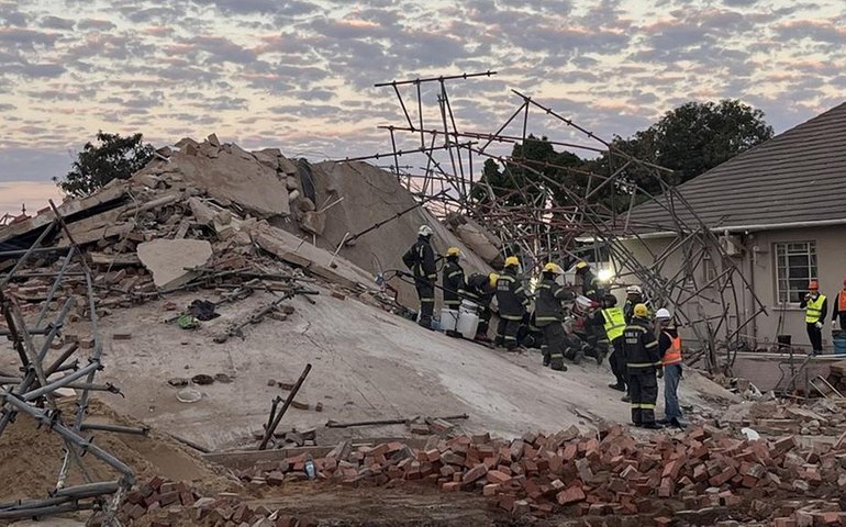 Quatro mortos e dezenas de trabalhadores presos após desabamento de prédio na África do Sul