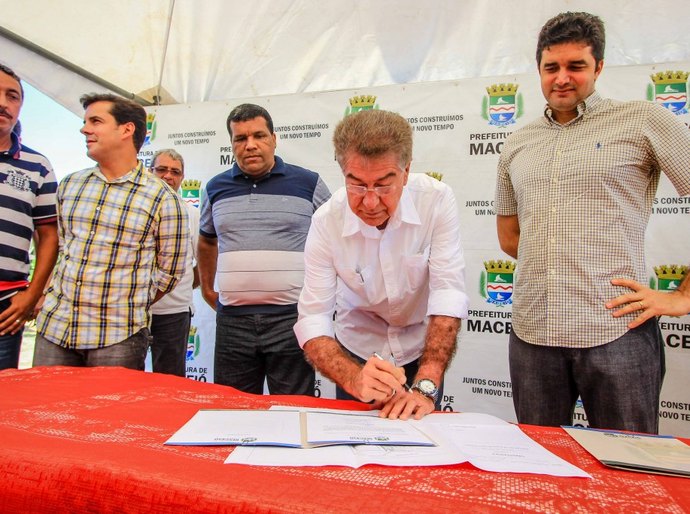 Rui autoriza construção de praça e pavimentação de ruas no Rio Novo