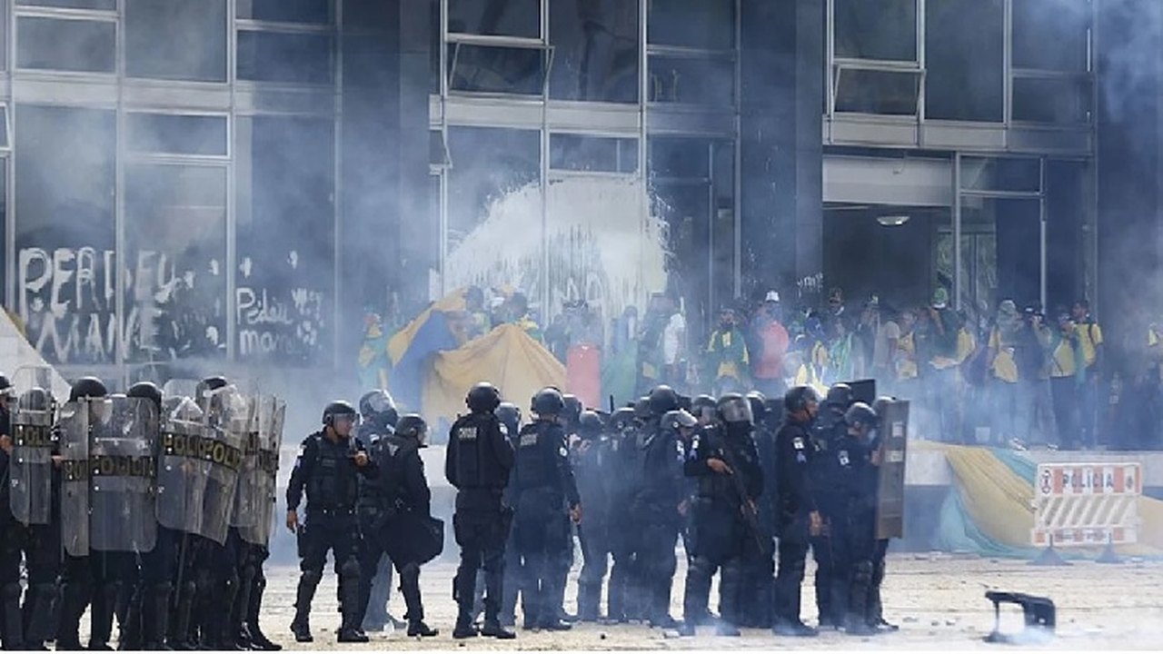 40% dos policiais veem pauta dos extremistas como ‘legítima’