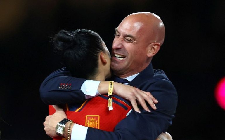 Justiça pode suspender da RFEF presidente que beijou jogadora à força por até quinze anos, diz jornal