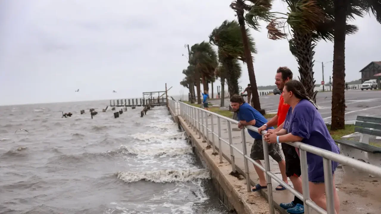Tempestade Debby ganha força e sobe para categoria 1 de furacão antes da chegada à Flórida