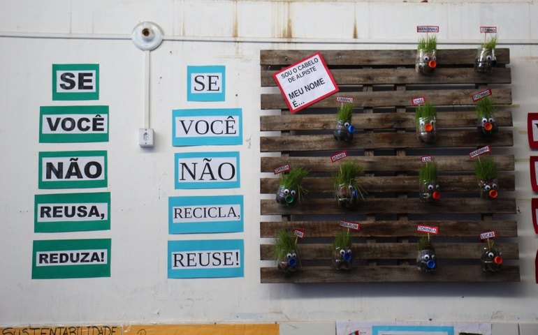 Estudantes criam objetos e obras artísticas com materiais recicláveis