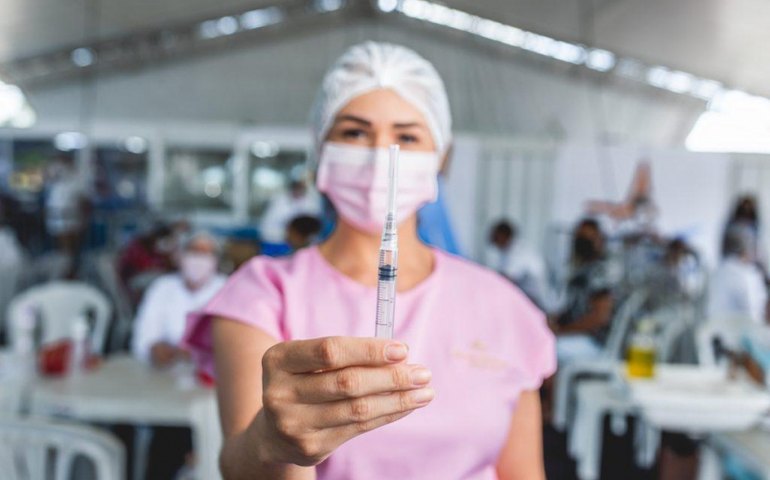 Maceió começa a vacinar pessoas com 25 anos ou mais com a 4ª dose