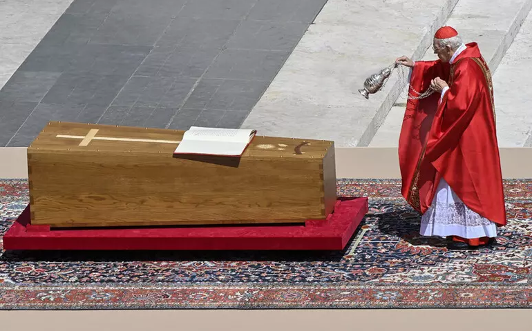 'Foi um golpe', diz freira e prima de Papa sobre 'morte repentina'