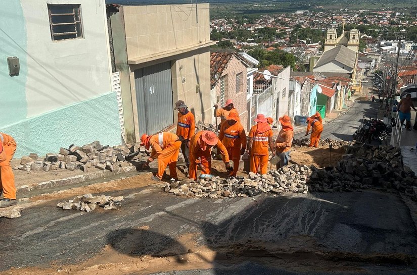 Prefeitura de Palmeira realiza reparos em ruas afetadas por fortes chuvas que atingiram a cidade