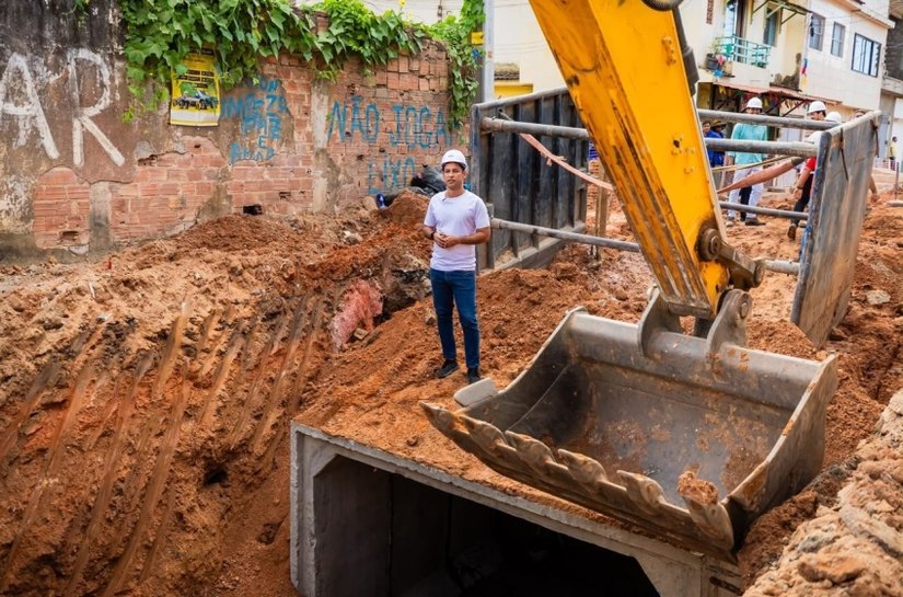 Prefeito Rodrigo Cunha vistoria obra de macrodrenagem da Grota do Ipanema, que vai reduzir alagamentos em três bairros de Maceió