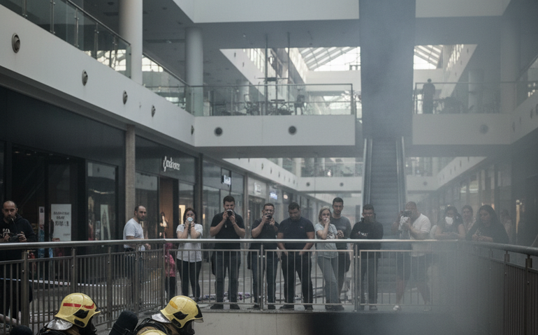 Polícia Civil apura as circunstâncias do incêndio no Shopping Tijuca; frequentadores relatam pânico