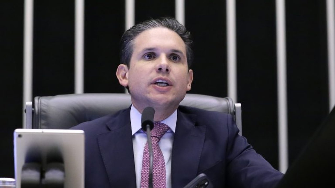 Após críticas do governo, Hugo Motta e Gleisi se reúnem para tentar acordo sobre PL Antifacção