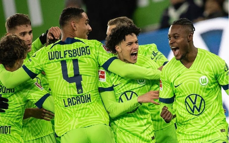 Wolfsburg goleia o Freiburg e mantém recuperação na volta do Campeonato Alemão