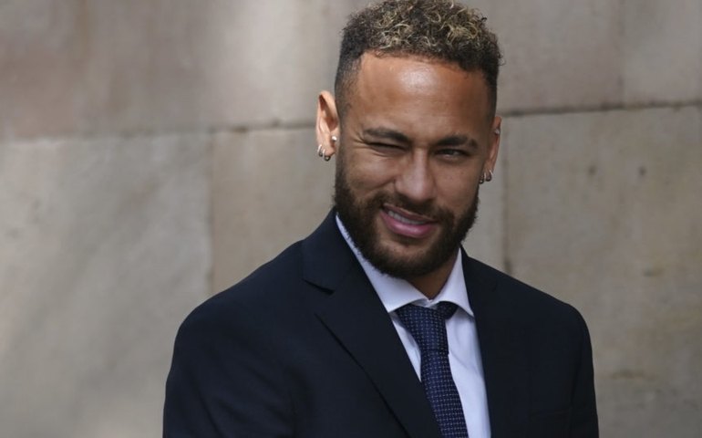 Neymar obtém vitória parcial na Justiça para tentar anular dívida com a Receita