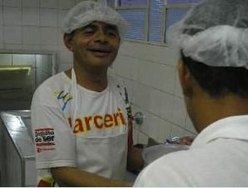 Voluntários fazem o trabalho com alegria
