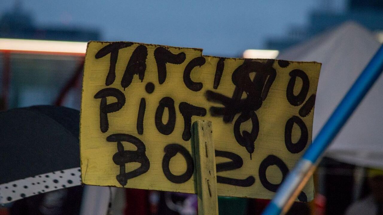Professores da rede estadual de SP aprovam greve em assembleia na Avenida Paulista (VÍDEO)