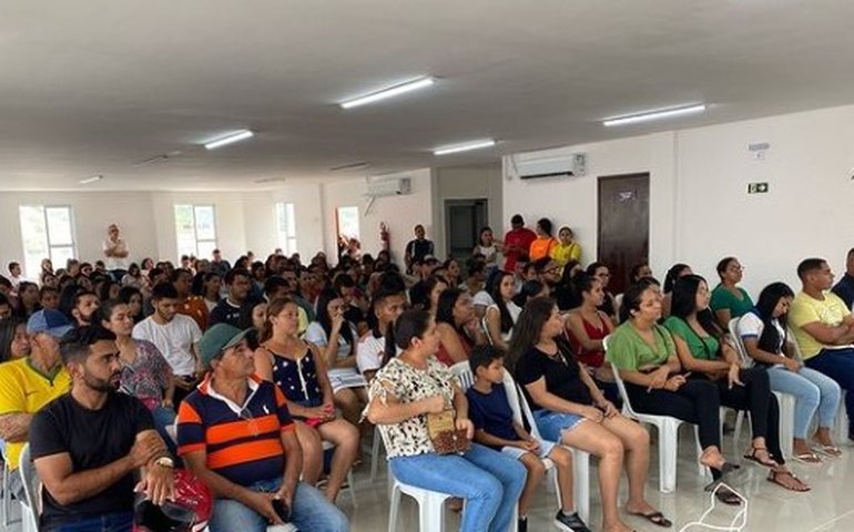 Prefeitura realiza entrega de carteirinha que viabiliza transporte intermunicipal gratuito a cerca de 200 estudantes