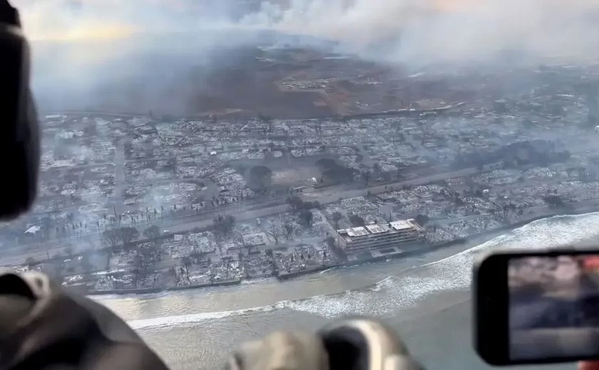 Moradores se jogam no Mar para escapar de incêndios no Havaí