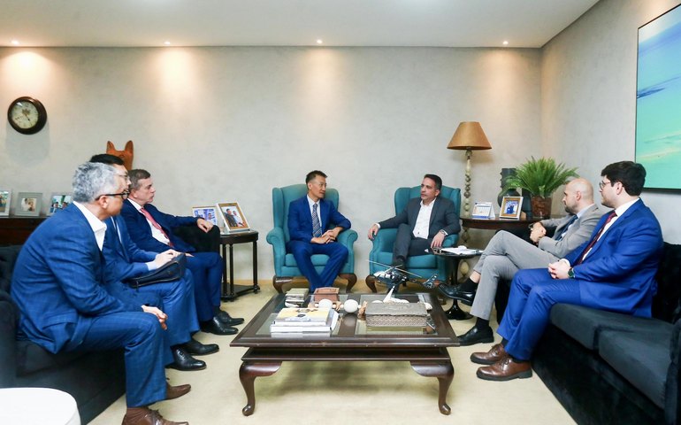 Governador Paulo Dantas recebe ministro conselheiro da China no Palácio República dos Palmares