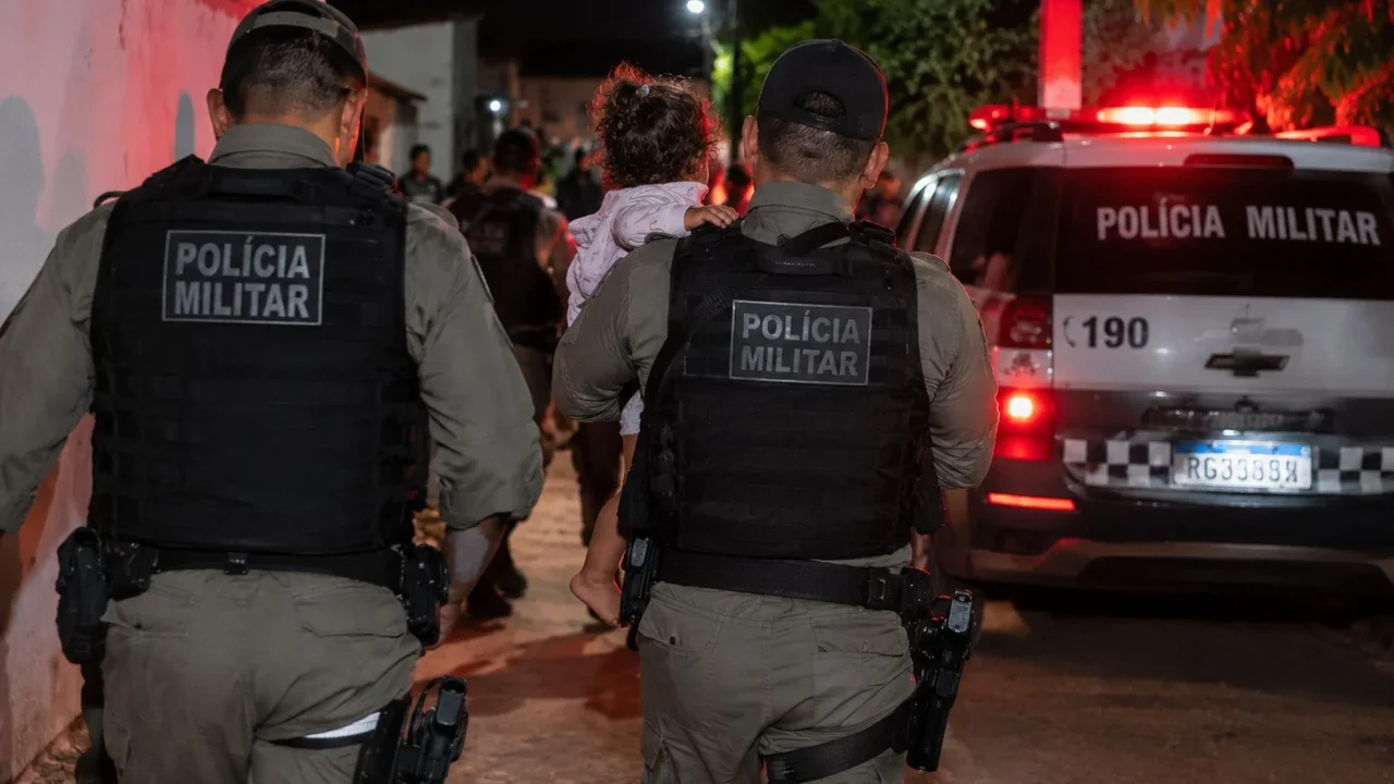 Criança de 2 anos é resgatada pela PM após ser levada por suspeito de agredir a companheira em Palmeira dos Índios