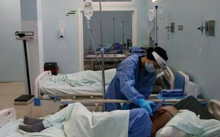 Vídeo: médicos saem de hospital em Gaza com as mãos para cima durante ação israelense