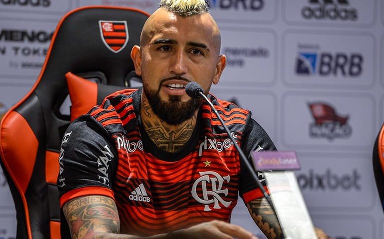 Vidal é relacionado e pode fazer estreia no Flamengo neste domingo