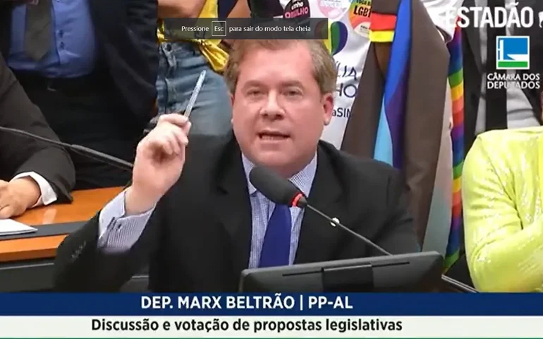 “Sussurros de gatinho” ecoam na voz de deputado federal que foi aplaudido na Câmara dos Deputados